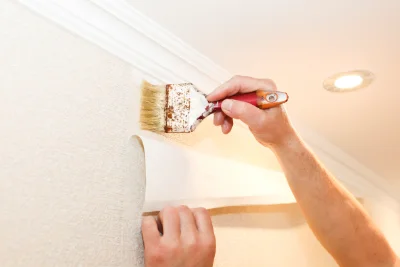 Pose de papier peint à Coaraze — revêtements muraux et toiles de verre